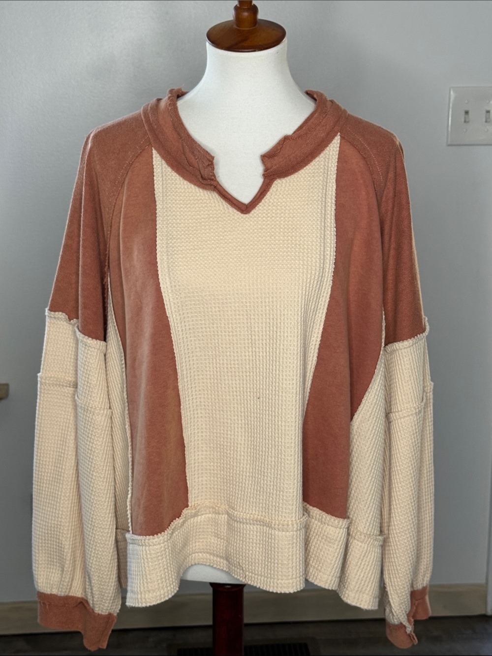 POL Cream and Rust Scoop-Neck Colorblock Sweater Raglan Sleeves